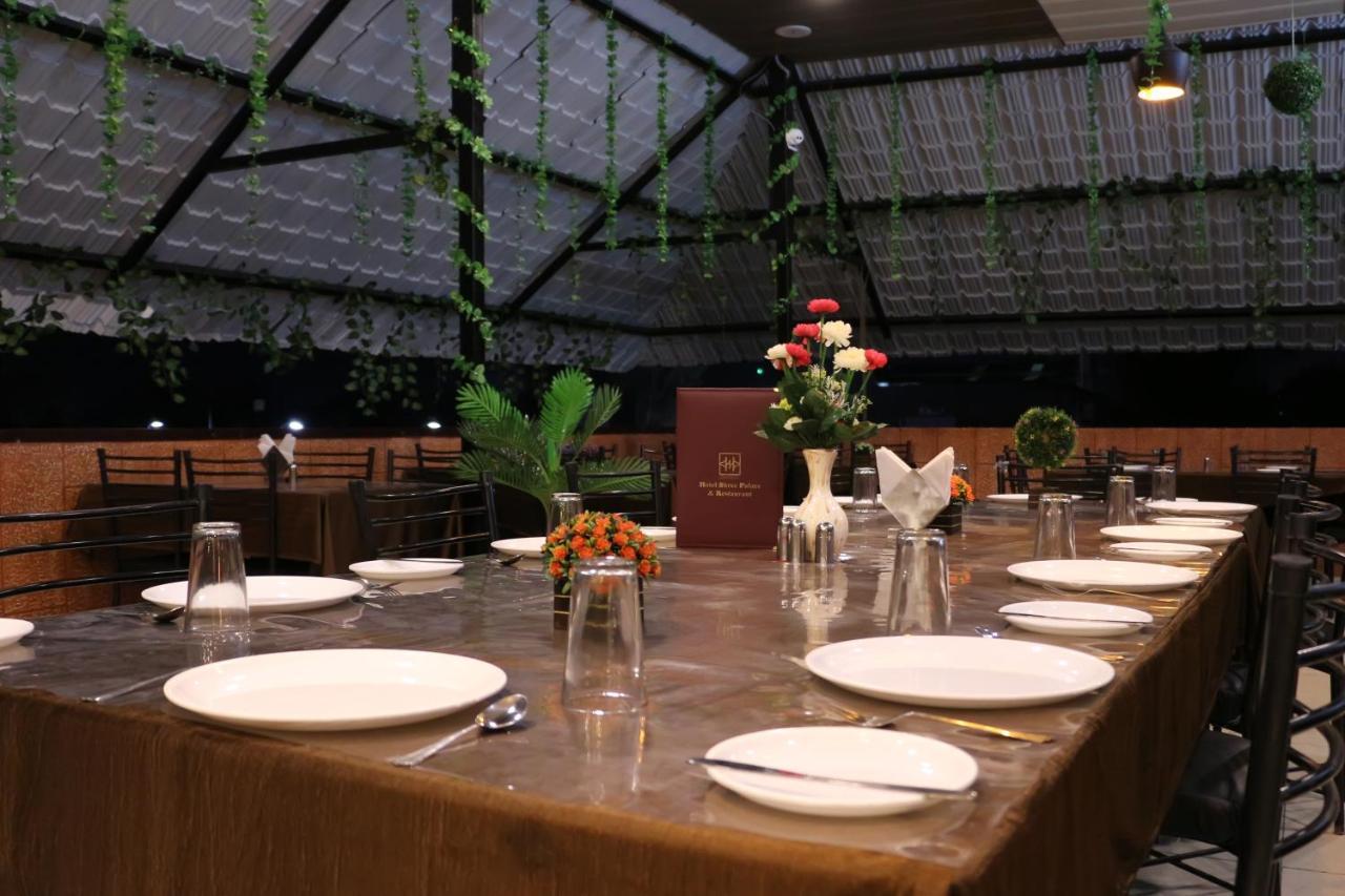 Hotel Shree Palace And Restaurant Ratlām Kültér fotó